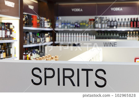 Showcase of alcoholic beverages 102965828