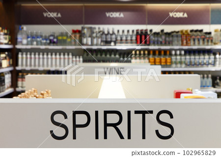 Showcase of alcoholic beverages 102965829