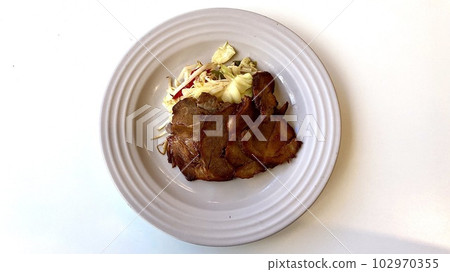 Sliced chashu and stir-fried vegetables 102970355