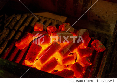 紅色燃燒的木炭材料 102970961