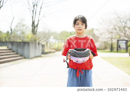 戴頭盔的女孩 102971483