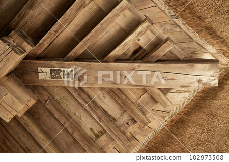 一座古廟的半木結構天花板 102973508