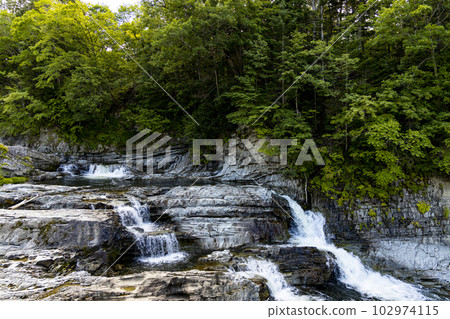 北海道蘆別市三段瀑布風光 102974115