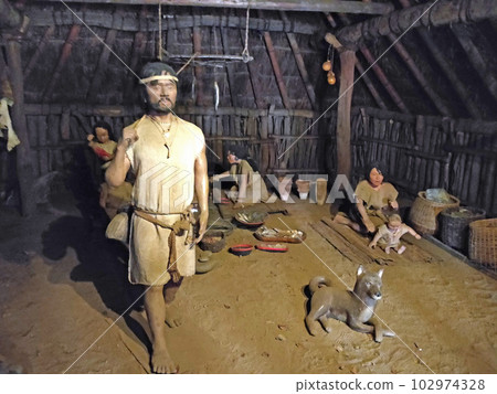 Inside the restored pit dwelling in Mizuko Kaizuka Park [Fujimi City, Saitama Prefecture] 102974328