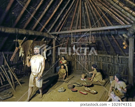 Inside the restored pit dwelling in Mizuko Kaizuka Park [Fujimi City, Saitama Prefecture] 102974331
