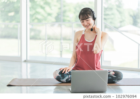 在線上自我按摩和自我美容課程的女講師 在線上自我按摩和自我美容課程的女講師 102976094