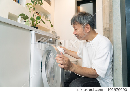 洗衣服的中年男人 102976690
