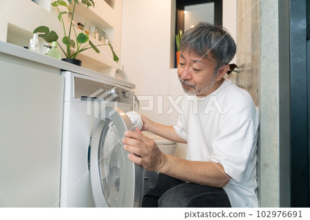 洗衣服的中年男人 102976691