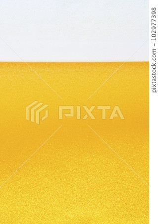 生啤酒倒入玻璃杯中，特寫 102977398