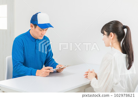 A man of a trader who makes a meeting for moving estimates and relocation A man of a trader who makes a meeting for moving estimates and relocation 102978621