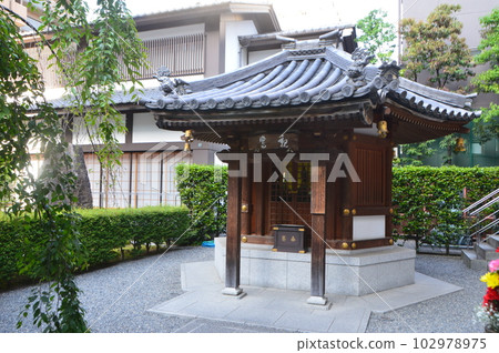 "Shinran-do" of Rokkaku-do (Choho-ji Temple) "Shinran-do" of Rokkaku-do (Choho-ji Temple) 102978975