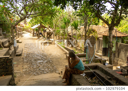 一位婦女在巴厘島的一個村莊里眺望遠方 102979104