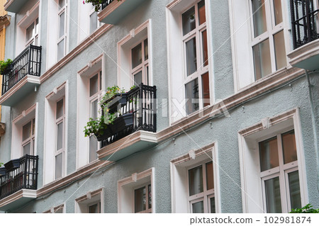 establish shot of a house with white color at evening , 102981874