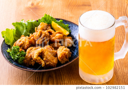 Draft beer and fried chicken 102982151