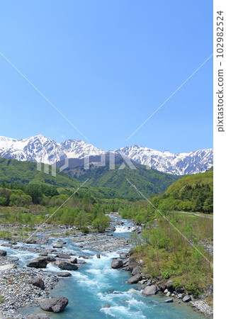信州白馬五月白馬三山與新鮮的綠色和殘雪 信州白馬五月白馬三山與新鮮的綠色和殘雪 102982524