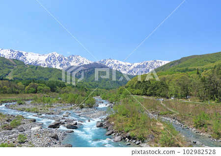 信州白馬五月白馬三山與新鮮的綠色和殘雪 信州白馬五月白馬三山與新鮮的綠色和殘雪 102982528