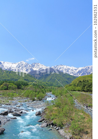信州白馬五月白馬三山與新鮮的綠色和殘雪 102982531