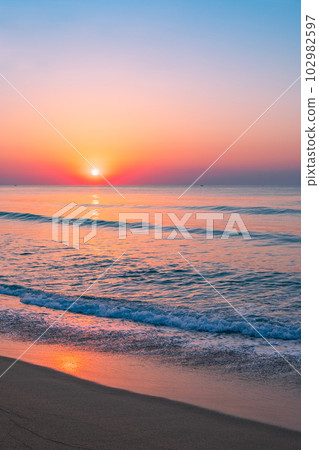 Sunset sea (Yurihama Town, Tottori Prefecture) 102982597