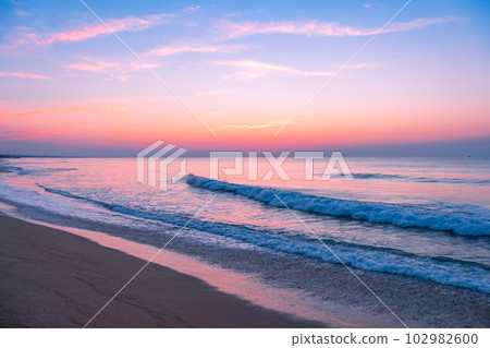 Sunset sea (Yurihama Town, Tottori Prefecture) 102982600