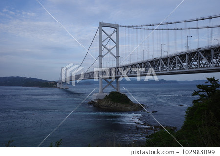 從鳴門公園千疊敷展望台看到的大鳴門大橋和裸島 從鳴門公園千疊敷展望台看到的大鳴門大橋和裸島 102983099