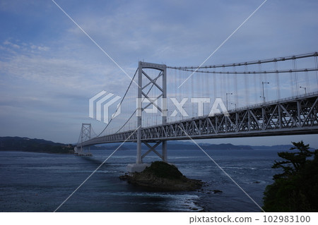 從鳴門公園千疊敷展望台看到的大鳴門大橋和裸島 從鳴門公園千疊敷展望台看到的大鳴門大橋和裸島 102983100