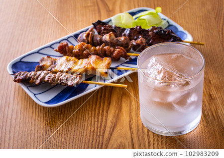 加冰燒酒和烤雞肉串 加冰燒酒和烤雞肉串 102983209