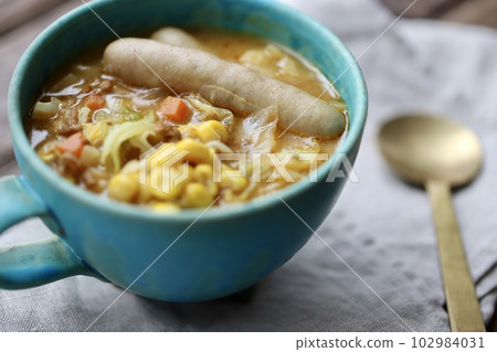 用陶瓷盤盛裝的咖哩湯，裡面有很多蔬菜 102984031