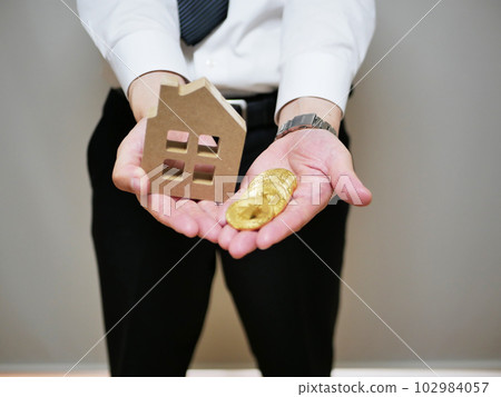 一個用抵押貸款買房子的人 一個用抵押貸款買房子的人 102984057