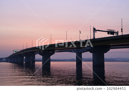 Sunrise scenery 102984451