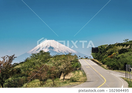 從靜岡縣伊豆天際線欣賞富士山和道路的絕佳景色 從靜岡縣伊豆天際線欣賞富士山和道路的絕佳景色 102984495