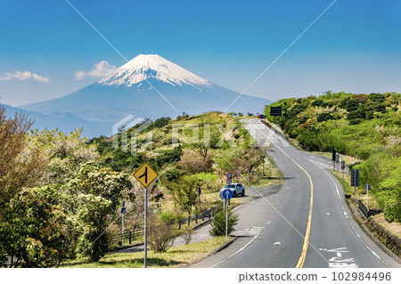 從靜岡縣伊豆天際線欣賞富士山和道路的絕佳景色 102984496