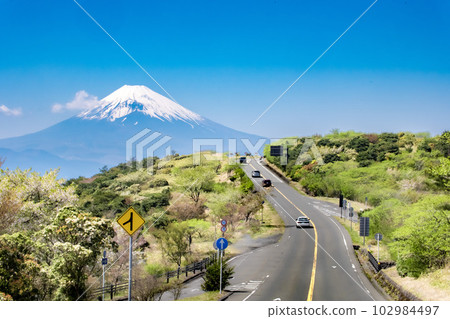 從靜岡縣伊豆天際線欣賞富士山和道路的絕佳景色 102984497