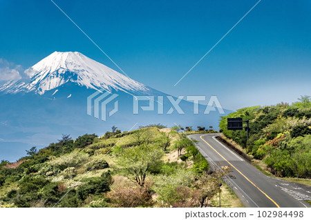 從靜岡縣伊豆天際線欣賞富士山和道路的絕佳景色 102984498