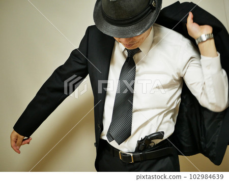 A man preparing for urgent work 102984639