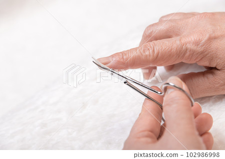 [Mouton, a middle-aged woman who cuts her fingernails with scissors] 102986998