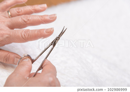 [Mouton, a middle-aged woman who cuts her fingernails with scissors] 102986999