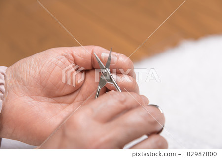 [Mouton, a middle-aged woman who cuts her fingernails with scissors] 102987000