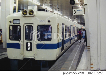 1981 年 7 月 4 日，小田急新宿站地下站台因擴建工程關閉時，4000 系列列車在 2 號線進出 102987255