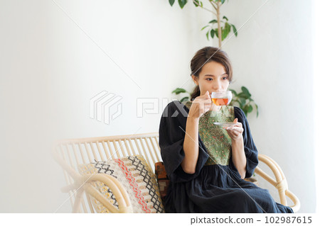 女人喝茶的照片 102987615