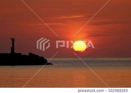 The setting sun of Shimane 102988265