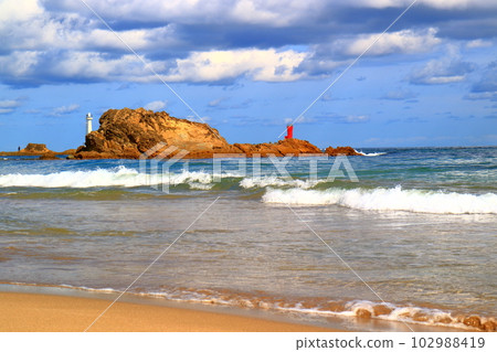 Kyoto Kumihama Shotenkyo beach with a view of the lighthouse 102988419