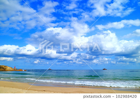 Kyoto Kumihama Shotenkyo beach with a view of the lighthouse 102988420