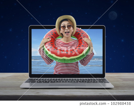 Business summer holiday online concept 102988438