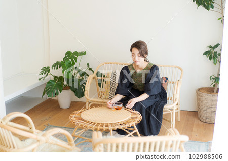 女人喝茶的照片 102988506