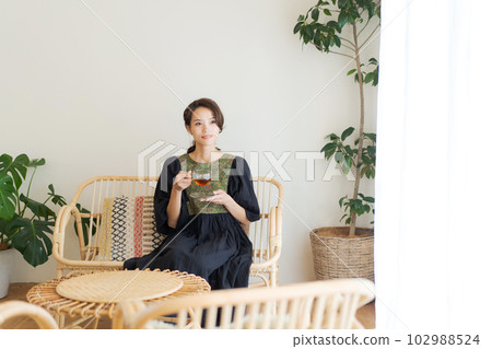 女人喝茶的照片 102988524