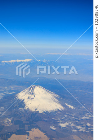 Mt.Fuji_Superb view of Mt.Fuji covered with snow seen from the sky 102988546