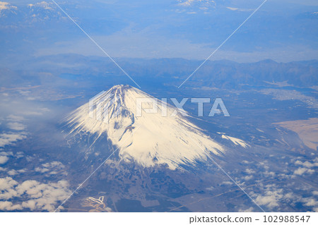 Mt.Fuji_Superb view of Mt.Fuji covered with snow seen from the sky 102988547