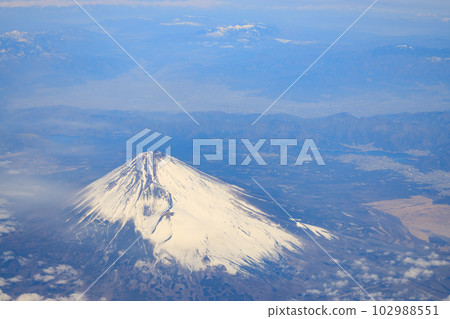 富士山_從空中看到的富士山白雪皚皚的絕景 102988551