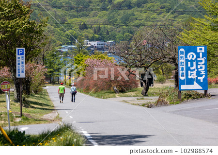 The road leading to the lakeside from the Mt. Haruna Ropeway platform 102988574