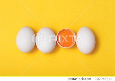 The benefits of egg yolks and egg whites are high in protein for the body. 102988840